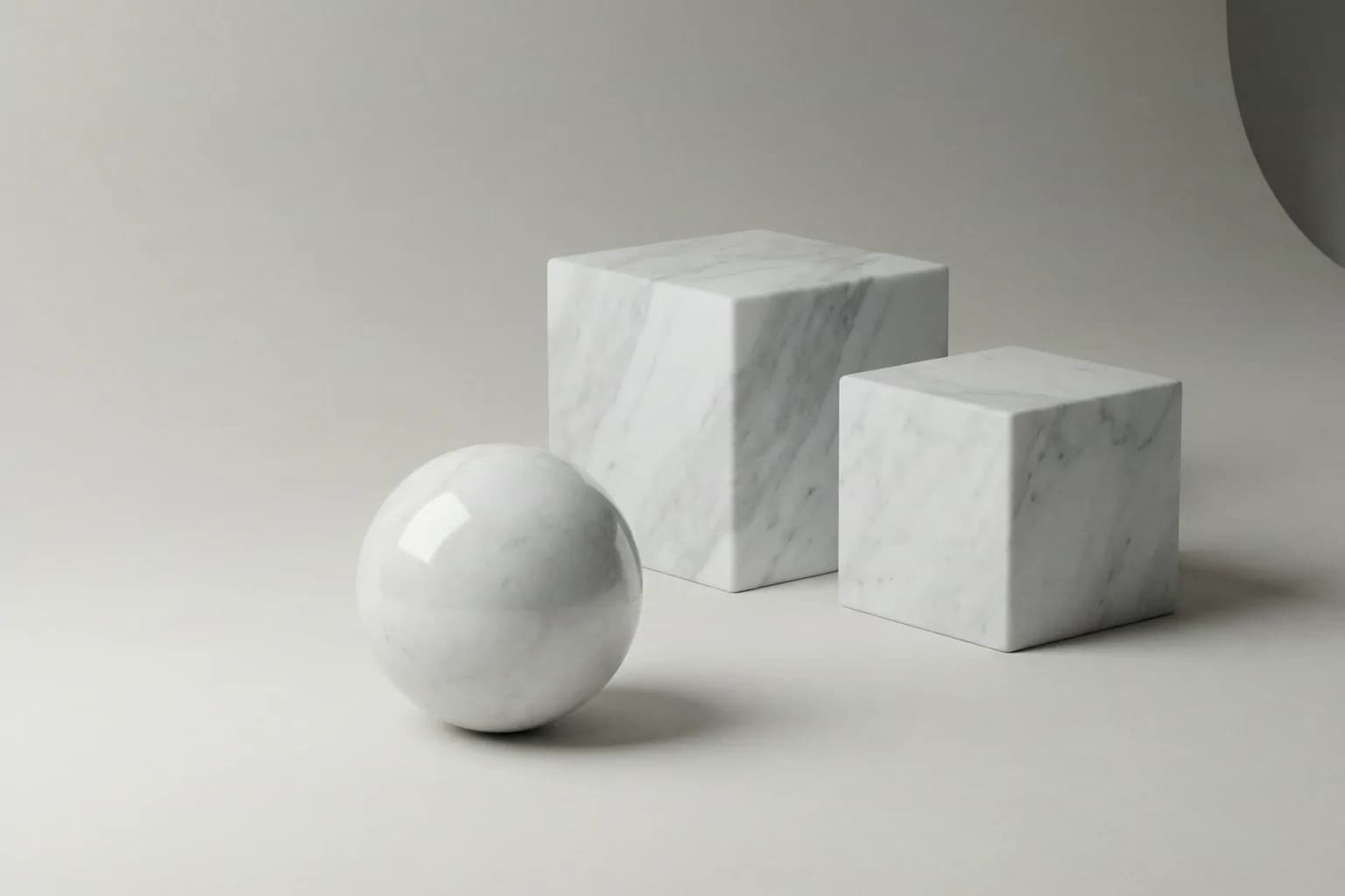 Render concept: oggetti geometrici in marmo di Carrara su fondo chiaro